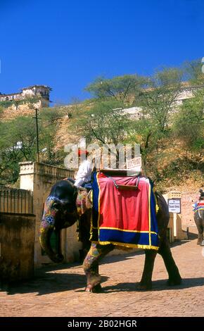 Amer Palace and Fort (Hindi: आमेर क़िला, auch als Amber geschrieben und ausgesprochen) wurde von Raja Man Singh I (21. Dezember 1550 - 6. Juli 1614) erbaut. Jaipur ist die Hauptstadt und größte Stadt des indischen Bundesstaats Rajasthan. Sie wurde am 18. November 1727 von Maharaja Sawai Jai Singh II., dem Machthaber von Amber, gegründet, nach dem die Stadt benannt wurde. Die Stadt zählt heute 3,1 Millionen Einwohner. Jaipur ist als Pink City of India bekannt. Die Stadt ist bemerkenswert unter den vormodernen indischen Städten für die Breite und Regelmäßigkeit ihrer Straßen, die in sechs Sektoren, die durch breite Straßen getrennt sind 34 m (111 Stockfoto