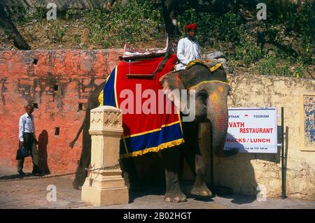 Amer Palace and Fort (Hindi: आमेर क़िला, auch als Amber geschrieben und ausgesprochen) wurde von Raja Man Singh I (21. Dezember 1550 - 6. Juli 1614) erbaut. Jaipur ist die Hauptstadt und größte Stadt des indischen Bundesstaats Rajasthan. Sie wurde am 18. November 1727 von Maharaja Sawai Jai Singh II., dem Machthaber von Amber, gegründet, nach dem die Stadt benannt wurde. Die Stadt zählt heute 3,1 Millionen Einwohner. Jaipur ist als Pink City of India bekannt. Die Stadt ist bemerkenswert unter den vormodernen indischen Städten für die Breite und Regelmäßigkeit ihrer Straßen, die in sechs Sektoren, die durch breite Straßen getrennt sind 34 m (111 Stockfoto