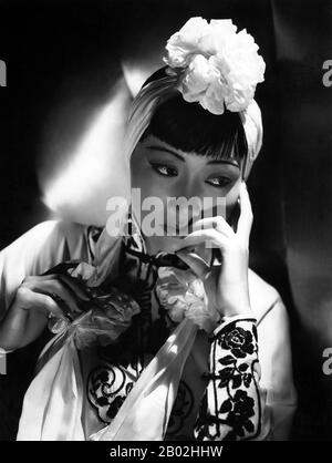 Anna May Wong (* 3. Januar 1905 in New York; † 3. Februar 1961) war eine US-amerikanische Schauspielerin, der erste Chinesisch-amerikanische Filmstar und die erste Asian Amerikanerin, die zu einem internationalen Star wurde. Ihre lange und abwechslungsreiche Karriere umfasste sowohl Stummfilm als auch Tonfilm, Fernsehen, Bühne und Radio. In der Nähe des Chinatown-Viertels von Los Angeles zu Chinesisch-amerikanischen Eltern der zweiten Generation geboren, wurde Wong mit den Filmen infatuiert und begann schon früh in Filmen zu spielen. Während der Stummfilmzeit agierte sie in Der toll of the Sea (1922), einem der ersten Filme in Farbe und Douglas Fairbanks' The Thief of Bagda Stockfoto