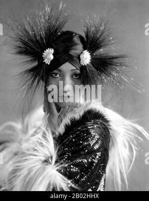Anna May Wong (* 3. Januar 1905 in New York; † 3. Februar 1961) war eine US-amerikanische Schauspielerin, der erste Chinesisch-amerikanische Filmstar und die erste Asian Amerikanerin, die zu einem internationalen Star wurde. Ihre lange und abwechslungsreiche Karriere umfasste sowohl Stummfilm als auch Tonfilm, Fernsehen, Bühne und Radio. In der Nähe des Chinatown-Viertels von Los Angeles zu Chinesisch-amerikanischen Eltern der zweiten Generation geboren, wurde Wong mit den Filmen infatuiert und begann schon früh in Filmen zu spielen. Während der Stummfilmzeit agierte sie in Der toll of the Sea (1922), einem der ersten Filme in Farbe und Douglas Fairbanks' The Thief of Bagda Stockfoto