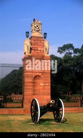 Rashtrapati Bhavan ist die offizielle Heimat des Präsidenten Indiens und wurde vom britischen Architekten Edwin Landseer Lutyens entworfen. Sie wurde zwischen 1911 und 1916 gebaut. Delhi soll der Ort von Indraprashta sein, der Hauptstadt der Pandavas des indischen Epos Mahabharata. Ausgrabungen haben Scherben bemalter Töpferwaren aus der Zeit um 1000 v. Chr. ausgegraben, obwohl die ältesten bekannten architektonischen Relikte aus der Mauryan-Zeit vor etwa 2.300 Jahren stammen. Seit dieser Zeit ist das Gelände durchgehend besiedelt. Die Stadt wurde von den hinduistischen Rajputs zwischen etwa 900 und 1206 CE regiert, als sie zum wurde Stockfoto