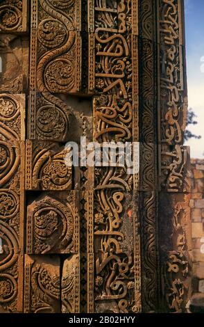 Der Bau des Qutb-Minars wurde im Jahre 1192 von Qutb-ud-din Aibak, dem ersten Sultan von Delhi, begonnen und von seinem Nachfolger Iltutmish ausgeführt. 1368 konstruierte Firoz Shah Tughlaq die fünfte und letzte Geschichte. Delhi soll der Ort von Indraprashta sein, der Hauptstadt der Pandavas des indischen Epos Mahabharata. Ausgrabungen haben Scherben bemalter Töpferwaren aus der Zeit um 1000 v. Chr. ausgegraben, obwohl die ältesten bekannten architektonischen Relikte aus der Mauryan-Zeit vor etwa 2.300 Jahren stammen. Seit dieser Zeit ist das Gelände durchgehend besiedelt. Die Stadt wurde von den Hindu-Rajputs regiert Stockfoto