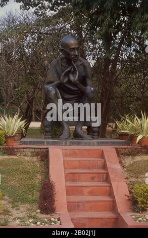 Mohandas Karamchand Gandhi (2. Oktober 1869 - 30. Januar 1948) war der führende politische und ideologische Führer Indiens während der indischen Unabhängigkeitsbewegung. Er war Wegbereiter für Satyagraha. Dies ist definiert als Widerstand gegen die Tyrannei durch massenhaften zivilen Ungehorsam, eine Philosophie, die fest auf Ahimsa gegründet ist, oder völlige Gewaltlosigkeit. Dieses Konzept half Indien, Unabhängigkeit zu erlangen und inspirierte Bewegungen für Bürgerrechte und Freiheit auf der ganzen Welt. Gandhi wird oft als Mahatma Gandhi oder "Große Seele" bezeichnet, ein Honoratior, der zuerst von Rabindranath Tagore auf ihn angewendet wurde. In Indien wird er auch Bapu (Guj Stockfoto