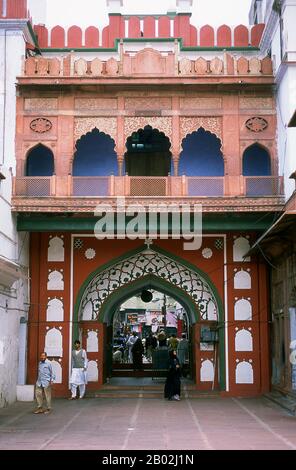 Fatehpuri Masjid wurde im Jahr 1650 von Fatehpuri Begum, einer der Ehefrauen von Kaiser Shah Jahan, der aus Fatehpur Sikri stammte, erbaut. Delhi soll der Ort von Indraprashta sein, der Hauptstadt der Pandavas des indischen Epos Mahabharata. Ausgrabungen haben Scherben bemalter Töpferwaren aus der Zeit um 1000 v. Chr. ausgegraben, obwohl die ältesten bekannten architektonischen Relikte aus der Mauryan-Zeit vor etwa 2.300 Jahren stammen. Seit dieser Zeit ist das Gelände durchgehend besiedelt. Die Stadt wurde von den Hindu-Rajputs zwischen etwa 900 und 1206 CE regiert, als sie Hauptstadt des Sultanats von Delhi wurde. Mitte sieben Stockfoto