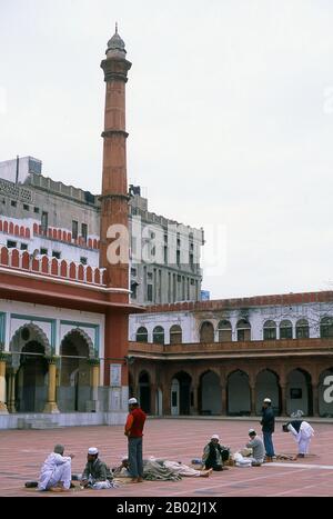 Fatehpuri Masjid wurde im Jahr 1650 von Fatehpuri Begum, einer der Ehefrauen von Kaiser Shah Jahan, der aus Fatehpur Sikri stammte, erbaut. Delhi soll der Ort von Indraprashta sein, der Hauptstadt der Pandavas des indischen Epos Mahabharata. Ausgrabungen haben Scherben bemalter Töpferwaren aus der Zeit um 1000 v. Chr. ausgegraben, obwohl die ältesten bekannten architektonischen Relikte aus der Mauryan-Zeit vor etwa 2.300 Jahren stammen. Seit dieser Zeit ist das Gelände durchgehend besiedelt. Die Stadt wurde von den Hindu-Rajputs zwischen etwa 900 und 1206 CE regiert, als sie Hauptstadt des Sultanats von Delhi wurde. Mitte sieben Stockfoto