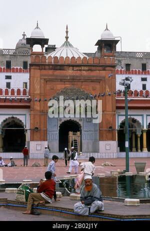 Fatehpuri Masjid wurde im Jahr 1650 von Fatehpuri Begum, einer der Ehefrauen von Kaiser Shah Jahan, der aus Fatehpur Sikri stammte, erbaut. Delhi soll der Ort von Indraprashta sein, der Hauptstadt der Pandavas des indischen Epos Mahabharata. Ausgrabungen haben Scherben bemalter Töpferwaren aus der Zeit um 1000 v. Chr. ausgegraben, obwohl die ältesten bekannten architektonischen Relikte aus der Mauryan-Zeit vor etwa 2.300 Jahren stammen. Seit dieser Zeit ist das Gelände durchgehend besiedelt. Die Stadt wurde von den Hindu-Rajputs zwischen etwa 900 und 1206 CE regiert, als sie Hauptstadt des Sultanats von Delhi wurde. Mitte sieben Stockfoto