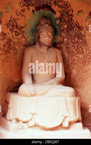 Binglingsi Shiku (Tausend-Buddha-Höhlen) ist eine Sammlung von Höhlen und Grotten, die in einem unzugänglichen Canyon am gelben Fluss etwa 80 km flussaufwärts von Lanzhou liegen. Die Isolation des Ortes hat Binglingsi geschützt und bewahrt, nicht zuletzt vor der Maraudierung der Roten Garde während der Kulturrevolution (1966 - 76). Die ersten buddhistischen Grotten bei Binglingsi stammen aus der östlichen Jin-Dynastie (ca. 317 - 420 CE), und die Bauarbeiten dauerten weit über tausend Jahre in der gesamten Tang-, Song-, Ming- und Qing-Ära an. Die Höhlen von Bingling wurden oft von wohlhabenden Gönnern gesponsert, die einen Teil ihrer Silk R investierten Stockfoto