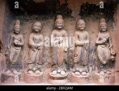 Binglingsi Shiku (Tausend-Buddha-Höhlen) ist eine Sammlung von Höhlen und Grotten, die in einem unzugänglichen Canyon am gelben Fluss etwa 80 km flussaufwärts von Lanzhou liegen. Die Isolation des Ortes hat Binglingsi geschützt und bewahrt, nicht zuletzt vor der Maraudierung der Roten Garde während der Kulturrevolution (1966 - 76). Die ersten buddhistischen Grotten bei Binglingsi stammen aus der östlichen Jin-Dynastie (ca. 317 - 420 CE), und die Bauarbeiten dauerten weit über tausend Jahre in der gesamten Tang-, Song-, Ming- und Qing-Ära an. Die Höhlen von Bingling wurden oft von wohlhabenden Gönnern gesponsert, die einen Teil ihrer Silk R investierten Stockfoto