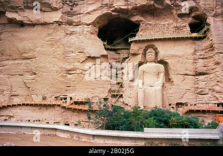 Binglingsi Shiku (Tausend-Buddha-Höhlen) ist eine Sammlung von Höhlen und Grotten, die in einem unzugänglichen Canyon am gelben Fluss etwa 80 km flussaufwärts von Lanzhou liegen. Die Isolation des Ortes hat Binglingsi geschützt und bewahrt, nicht zuletzt vor der Maraudierung der Roten Garde während der Kulturrevolution (1966 - 76). Die ersten buddhistischen Grotten bei Binglingsi stammen aus der östlichen Jin-Dynastie (ca. 317 - 420 CE), und die Bauarbeiten dauerten weit über tausend Jahre in der gesamten Tang-, Song-, Ming- und Qing-Ära an. Die Höhlen von Bingling wurden oft von wohlhabenden Gönnern gesponsert, die einen Teil ihrer Silk R investierten Stockfoto