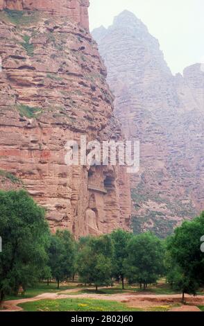 Binglingsi Shiku (Tausend-Buddha-Höhlen) ist eine Sammlung von Höhlen und Grotten, die in einem unzugänglichen Canyon am gelben Fluss etwa 80 km flussaufwärts von Lanzhou liegen. Die Isolation des Ortes hat Binglingsi geschützt und bewahrt, nicht zuletzt vor der Maraudierung der Roten Garde während der Kulturrevolution (1966 - 76). Die ersten buddhistischen Grotten bei Binglingsi stammen aus der östlichen Jin-Dynastie (ca. 317 - 420 CE), und die Bauarbeiten dauerten weit über tausend Jahre in der gesamten Tang-, Song-, Ming- und Qing-Ära an. Die Höhlen von Bingling wurden oft von wohlhabenden Gönnern gesponsert, die einen Teil ihrer Silk R investierten Stockfoto