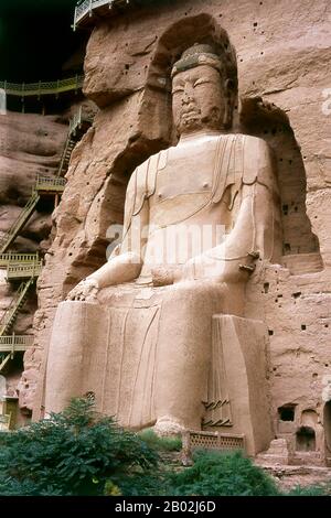 Binglingsi Shiku (Tausend-Buddha-Höhlen) ist eine Sammlung von Höhlen und Grotten, die in einem unzugänglichen Canyon am gelben Fluss etwa 80 km flussaufwärts von Lanzhou liegen. Die Isolation des Ortes hat Binglingsi geschützt und bewahrt, nicht zuletzt vor der Maraudierung der Roten Garde während der Kulturrevolution (1966 - 76). Die ersten buddhistischen Grotten bei Binglingsi stammen aus der östlichen Jin-Dynastie (ca. 317 - 420 CE), und die Bauarbeiten dauerten weit über tausend Jahre in der gesamten Tang-, Song-, Ming- und Qing-Ära an. Die Höhlen von Bingling wurden oft von wohlhabenden Gönnern gesponsert, die einen Teil ihrer Silk R investierten Stockfoto