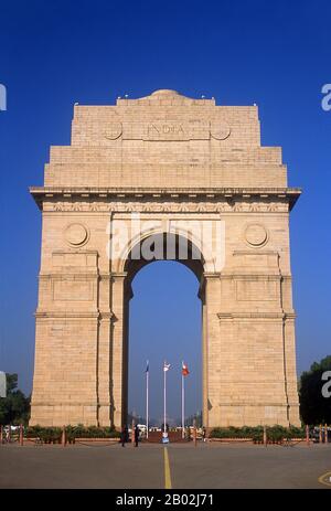 Das India Gate, ursprünglich als All India war Memorial bezeichnet, ist ein Kriegsdenkmal, das sich auf dem Rajpath am östlichen Rand der "zeremoniellen Achse" von Neu-Delhi befindet und früher Kingsway genannt wurde. Auf dem Gedenkbogen sind die Namen von etwa 70.000 indianischen Soldaten eingetragen, die im ersten Weltkrieg, in Frankreich und in Flanderns, Mesopotamien und Persien, Ostafrika, Gallipoli und anderswo in der Nähe und im äußersten Osten, zwischen 1914 und 19, starben. Außerdem trägt das Kriegsdenkmal die Namen von etwa 12.516 indischen Soldaten, die während ihres Diensts in Indien oder der Nordwestgrenze und während des Dritten Afghanistankrieges ums Leben kamen. Stockfoto