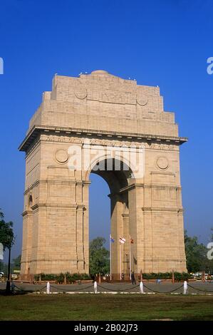 Indien: India Gate, Indiens wichtigstes Kriegsdenkmal auf Rajpath, Neu-Delhi. Das India Gate, ursprünglich All India war Memorial genannt, ist ein Kriegsdenkmal am Rajpath, am östlichen Rand der Zeremonialachse von Neu-Delhi, früher Kingsway genannt. Die Namen von etwa 70.000 indischen Soldaten, die im Ersten Weltkrieg in Frankreich und Flandern, Mesopotamien, Persien, Ostafrika, Gallipoli und anderswo im Nahen und Fernen Osten zwischen 1914 und 1919 starben, sind auf dem Gedenkbogen eingeschrieben. Außerdem trägt das Kriegsdenkmal die Namen von etwa 12.516 indischen Soldaten, die während des Dienstes starben Stockfoto