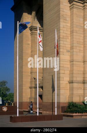 Indien: India Gate, Indiens wichtigstes Kriegsdenkmal auf Rajpath, Neu-Delhi. Das India Gate, ursprünglich All India war Memorial genannt, ist ein Kriegsdenkmal am Rajpath, am östlichen Rand der Zeremonialachse von Neu-Delhi, früher Kingsway genannt. Die Namen von etwa 70.000 indischen Soldaten, die im Ersten Weltkrieg in Frankreich und Flandern, Mesopotamien, Persien, Ostafrika, Gallipoli und anderswo im Nahen und Fernen Osten zwischen 1914 und 1919 starben, sind auf dem Gedenkbogen eingeschrieben. Außerdem trägt das Kriegsdenkmal die Namen von etwa 12.516 indischen Soldaten, die während des Dienstes starben Stockfoto