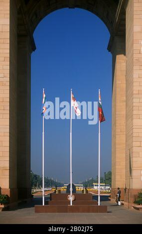 Das India Gate, ursprünglich als All India war Memorial bezeichnet, ist ein Kriegsdenkmal, das sich auf dem Rajpath am östlichen Rand der "zeremoniellen Achse" von Neu-Delhi befindet und früher Kingsway genannt wurde. Auf dem Gedenkbogen sind die Namen von etwa 70.000 indianischen Soldaten eingetragen, die im ersten Weltkrieg, in Frankreich und in Flanderns, Mesopotamien und Persien, Ostafrika, Gallipoli und anderswo in der Nähe und im äußersten Osten, zwischen 1914 und 19, starben. Außerdem trägt das Kriegsdenkmal die Namen von etwa 12.516 indischen Soldaten, die während ihres Diensts in Indien oder der Nordwestgrenze und während des Dritten Afghanistankrieges ums Leben kamen. Stockfoto