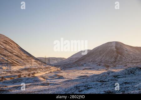 Der Drunochter-Pass mit der A9, die ihn im Winter passiert. Stockfoto