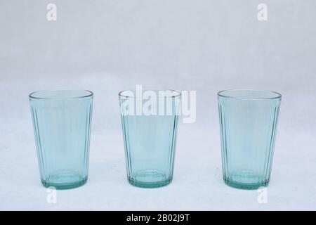 Mockup und Design Set aus blauem und transparentem Wasserglas. Vorlage für Markenidentität und Firmenlogo Design/ Getränke-Ware, Speisen und isoliert auf Stockfoto