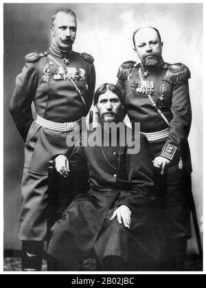 Grigori Yefimovich Rasputin; getauft am 22. Januar 1869 - ermordet am 30. Dezember 1916 war ein russischer Bauer, Mystiker, Glaubensheiler und privater Berater der Romanows. Er wurde eine einflussreiche Persönlichkeit in Sankt Petersburg nach August 1915, als Zar Nicolas II. Das Kommando über die Armee an der Front übernahm. Rasputins Leben und der Einfluss, den er auf den Zaren und seine Regierung ausübt, sind unbestimmt. Berichte basieren oft auf dubiosen Memoiren, Hörensagen und Legenden. Während sein Einfluss und seine Rolle möglicherweise übertrieben waren, sind sich Historiker einig, dass seine Anwesenheit eine bedeutende Stufe spielte Stockfoto