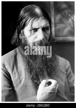 Grigori Yefimovich Rasputin; getauft am 22. Januar 1869 - ermordet am 30. Dezember 1916 war ein russischer Bauer, Mystiker, Glaubensheiler und privater Berater der Romanows. Er wurde eine einflussreiche Persönlichkeit in Sankt Petersburg nach August 1915, als Zar Nicolas II. Das Kommando über die Armee an der Front übernahm. Rasputins Leben und der Einfluss, den er auf den Zaren und seine Regierung ausübt, sind unbestimmt. Berichte basieren oft auf dubiosen Memoiren, Hörensagen und Legenden. Während sein Einfluss und seine Rolle möglicherweise übertrieben waren, sind sich Historiker einig, dass seine Anwesenheit eine bedeutende Stufe spielte Stockfoto