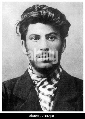 Russland/Georgien: Der junge Joseph Vissarionowitsch Stalin (18. Dezember 1878 bis 5. März 1953), geboren als Iosif Vissarionowitsch Dzugaschwili, 23 Jahre alt im Jahr 1902. Joseph Vissarionowitsch Stalin war von 1922 bis zu seinem Tod 1953 erster Generalsekretär der Kommunistischen Partei des Zentralkomitees der Sowjetunion. Während das Amt des Generalsekretärs formell wahlfrei war und zunächst nicht als Spitzenposition im sowjetischen Staat angesehen wurde, gelang es Stalin nach Wladimir Lenins Tod 1924, immer mehr Macht in seinen Händen zu festigen und schrittweise alle Oppositionsgruppen zu stürzen. Stockfoto