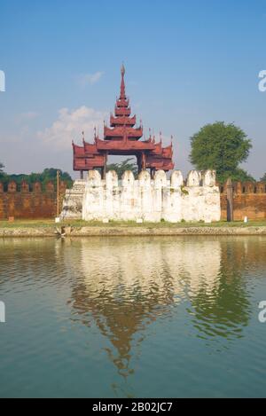 Alte Bastion in den Befestigungsanlagen der alten Stadt an einem sonnigen Morgen. Mandalay, Myanmar Stockfoto