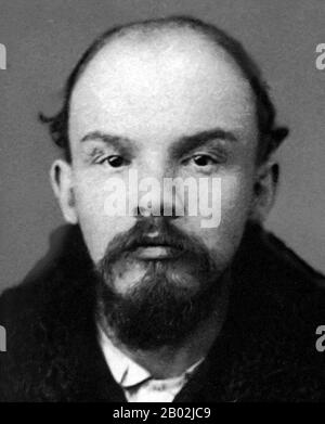 Wladimir Iljich Lenin, geboren als Wladimir Iljich Uljanow (22. April 1870 - 21. Januar 1924) war ein russischer kommunistischer Revolutionär, Politiker und politischer Theoretiker. Lenin war ab 1917 Führer der Russischen Föderativen Sozialistischen Sowjetrepublik und dann von 1922 bis zu seinem Tod gleichzeitig Premier der Sowjetunion. Unter seiner Verwaltung zerfiel das Russische Reich und wurde durch die Sowjetunion ersetzt, einen verfassungsmäßig sozialistischen Einparteienstaat; alles Vermögen einschließlich Land, Industrie und Wirtschaft wurde verstaatlicht. Im Marxismus begründet, seine theoretischen Beiträge zu Ma Stockfoto