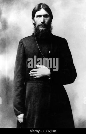 Grigori Yefimovich Rasputin; getauft am 22. Januar 1869 - ermordet am 30. Dezember 1916 war ein russischer Bauer, Mystiker, Glaubensheiler und privater Berater der Romanows. Er wurde eine einflussreiche Persönlichkeit in Sankt Petersburg nach August 1915, als Zar Nicolas II. Das Kommando über die Armee an der Front übernahm. Rasputins Leben und der Einfluss, den er auf den Zaren und seine Regierung ausübt, sind unbestimmt. Berichte basieren oft auf dubiosen Memoiren, Hörensagen und Legenden. Während sein Einfluss und seine Rolle möglicherweise übertrieben waren, sind sich Historiker einig, dass seine Anwesenheit eine bedeutende Stufe spielte Stockfoto