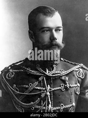 Nikolaus II. (* 18. Mai 1918; † 17. Juli 1918) war der letzte Kaiser von Russland, Großfürst von Finnland und Titelkönig von Polen. Sein offizieller Kurztitel war Nikolaus II., Kaiser und Autokrat aller Russias. Wie andere russische Kaiser ist er im Allgemeinen durch den monarchischen Titel Zar bekannt (obwohl Russland 1721 die Tsardom offiziell beendete). Er ist von der russisch-orthodoxen Kirche als der heilige Nikolaus der Passionär bekannt und wurde als der heilige Nikolaus der Märtyrer bezeichnet. Nicholas II. Regierte vom 1. November 1894 bis zu seiner erzwungenen Abdankung am 15. März 1917. Seine Regierungszeit sah das Kaiserliche Russland von bei gehen Stockfoto