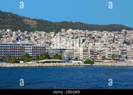 Kavala, Griechenland - 18. September 2015: Stadtbild mit verschiedenen Cafés, Restaurant und Vergnügungspark auf der Vorseite der Stadt in Eastmacedonia Stockfoto