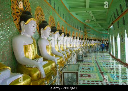 Sagaing, MYANMAR - 20. DEZEMBER 2016: Skulpturen eines sitzenden Buddha in der Galerie der Höhlenpagode U Min Thonze Temple Stockfoto