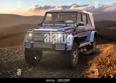 Mercedes-Maybach G 650 Landaulet auf einer Bergstraße Stockfoto