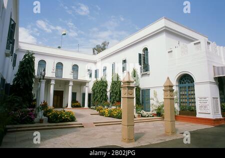 Gandhi Smriti, früher Birla House oder Birla Bhavan genannt, ist der Ort, an dem Mahatma Gandhi die letzten 144 Tage seines Lebens verbrachte und am 30. Januar 1948 ermordet wurde. Es war ursprünglich das Haus der indischen Wirtschaftsmagnaten, der Familie Birla. Delhi soll der Ort von Indraprashta sein, der Hauptstadt der Pandavas des indischen Epos Mahabharata. Ausgrabungen haben Scherben bemalter Töpferwaren aus der Zeit um 1000 v. Chr. ausgegraben, obwohl die ältesten bekannten architektonischen Relikte aus der Mauryan-Zeit vor etwa 2.300 Jahren stammen. Seit dieser Zeit ist das Gelände durchgehend besiedelt. Die Stockfoto