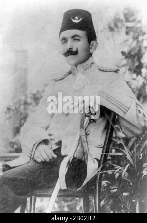 Ismail Enver Pasha (osmanisch-türkisch: اسماعیل انور پاشا; türkisch: İsmail Enver Paşa; 22. November 1881 - 4. August 1922), allgemein bekannt als Enver Pasha, war ein osmanischer Militäroffizier und Führer der jungen Türkischen Revolution von 1908. Er war der Hauptführer des Osmanenreiches sowohl in den Balkankriegen als auch im ersten Weltkrieg. Nach dem Osmanenputsch von 1913 wurde Enver Pasha Kriegsminister des Osmanenreiches und bildete ein Drittel des Triumvirate, das als "Drei Pashas" bekannt ist. (Zusammen mit Talaat Pasha und Djemal Pasha), die de facto die Herrschaft über das Reich von 1913 bis zum Ende des ersten Weltkriegs innehatten Stockfoto