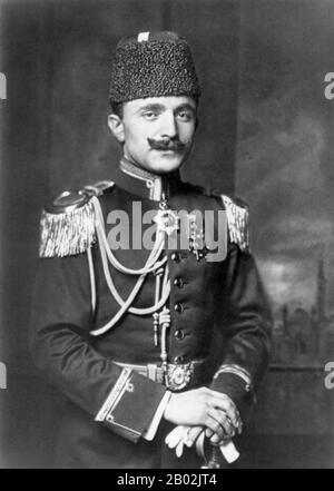 Ismail Enver Pasha (osmanisch-türkisch: اسماعیل انور پاشا; türkisch: İsmail Enver Paşa; 22. November 1881 - 4. August 1922), allgemein bekannt als Enver Pasha, war ein osmanischer Militäroffizier und Führer der jungen Türkischen Revolution von 1908. Er war der Hauptführer des Osmanenreiches sowohl in den Balkankriegen als auch im ersten Weltkrieg. Nach dem Osmanenputsch von 1913 wurde Enver Pasha Kriegsminister des Osmanenreiches und bildete ein Drittel des Triumvirate, das als "Drei Pashas" bekannt ist. (Zusammen mit Talaat Pasha und Djemal Pasha), die de facto die Herrschaft über das Reich von 1913 bis zum Ende des ersten Weltkriegs innehatten Stockfoto