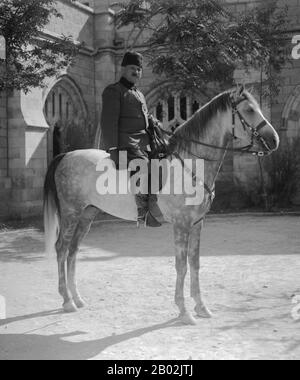 Ahmed Cemal Pasha (osmanisch-türkisch: احمد جمال پاشا, modernes Türkisch: Ahmet Cemal Paşa; 6. Mai 1872 - 21. Juli 1922), in der arabischen Welt allgemein als Dschemal Pascha für Türken und Jamal Basha bekannt, War ein osmanischer Militärführer und ein Drittel des Militärtriumvirats, bekannt als die Drei Pashas, die das Osmanische Reich während des ersten Weltkriegs beherrschten. Dschemal war auch Bürgermeister von Istanbul und gilt als einer der Täter des Völkermordes an den Armeniern und des assyrischen Völkermords. Stockfoto