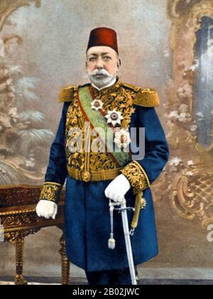 Mehmed V. Reshad (osmanisch-türkisch: محمد خامس Meḥmed-i ẖâmis, türkisch: Mehmed V Reşad oder Reşat Mehmet) (2/3 November 1844 - 3/4 Juli 1918) war der 35. Osmanische Sultan. Er war der Sohn von Sultan Abdülmecid I. und wurde Nachfolger seines Halbbruders Mehmed VI Mehmed V. starb am Yıldız 3. Juli 1918 im Alter von 73 Jahren, nur vier Monate vor dem Ende des ersten Weltkriegs. Er lebte also nicht mehr, um den Niedergang des Osmanenreiches zu erleben. Den Großteil seines Lebens verbrachte er im Dolmabahçe-Palast und im Yıldız-Palast in Istanbul. Sein Grab befindet sich im historischen Stadtteil Eyüp der Stadt. Stockfoto