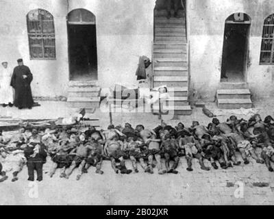 Syrien / Türkei / Armenien: Die Leichen armenischer Opfer des Völkermordes in einem Hof, Aleppo, 1919, ausgelegt. Der armenische Völkermord bezieht sich auf die absichtliche und systematische Zerstörung der armenischen Bevölkerung des Osmanischen Reiches während und kurz nach dem Ersten Weltkrieg. Mit den Deportationen, die aus Zwangsmärschen unter Bedingungen bestehen, die zum Tod der Deportierten führen sollen. Die Gesamtzahl der daraus resultierenden armenischen Todesfälle liegt in der Regel zwischen eineinhalb Millionen. Stockfoto