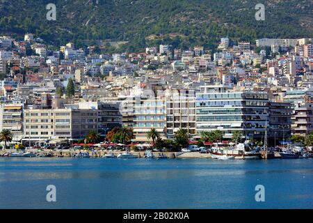 Kavala, Griechenland - 18. September 2015: Stadtbild mit verschiedenen Cafés und Restaurants auf der Straße in Eastmacedonia Stockfoto