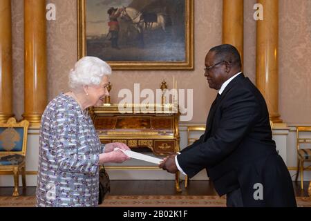 Königin Elizabeth II. Empfängt während einer Privataudienz im Buckingham Palace in London den Hohen Kommissar für Sambia-Oberstleutnant Paul Mihova. PA Foto. Bilddatum: Dienstag, 18. Februar 2020. Der Lichtbildkredit sollte lauten: Dominic Lipinski/PA Wire Stockfoto