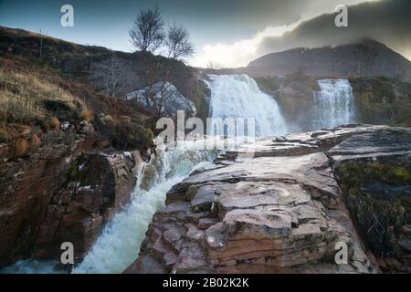 Die Ardessie Wasserfälle mit dem Corbett Sail Mhor im Hintergrund, schottische Highlands. Stockfoto