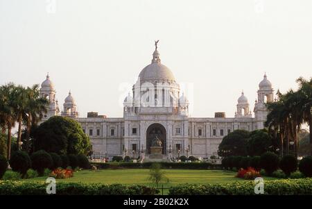 Die Victoria Memorial Hall wurde zwischen 1906 und 1921 erbaut und ist der Erinnerung an Königin Victoria (zwischen 18-1901), der Kaiserin Indiens, gewidmet. Die Gedenkstätte wurde im indo-saracischen Revivalstil erbaut und der Architekt war William Emerson (zwischen den Jahren von 1843 und 1924). Die Steuerunterlagen von Mughal-Kaiser Akbar (1584-1598) sowie die Arbeit eines bengalischen Dichters aus dem 15. Jahrhundert, Bipradaas, erwähnen beide eine Siedlung namens Kalikata (gedacht als 'Steps von Kali' für die Hindu-Göttin Kali), von der sich der Name Calcutta ableiten soll. 1690 gründete Job Charnock, ein Agent der East India Company, die 1 Stockfoto