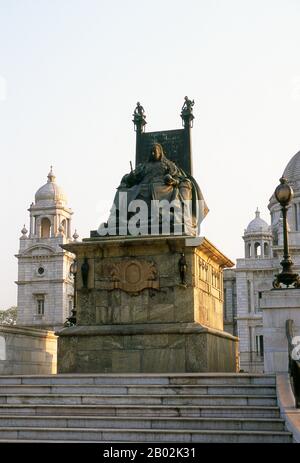 Die Victoria Memorial Hall wurde zwischen 1906 und 1921 erbaut und ist der Erinnerung an Königin Victoria (zwischen 18-1901), der Kaiserin Indiens, gewidmet. Die Gedenkstätte wurde im indo-saracischen Revivalstil erbaut und der Architekt war William Emerson (zwischen den Jahren von 1843 und 1924). Die Steuerunterlagen von Mughal-Kaiser Akbar (1584-1598) sowie die Arbeit eines bengalischen Dichters aus dem 15. Jahrhundert, Bipradaas, erwähnen beide eine Siedlung namens Kalikata (gedacht als 'Steps von Kali' für die Hindu-Göttin Kali), von der sich der Name Calcutta ableiten soll. 1690 gründete Job Charnock, ein Agent der East India Company, die 1 Stockfoto