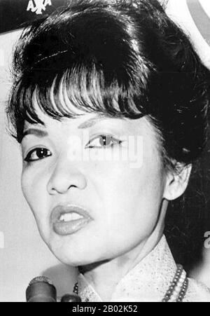 Tran Le Xuan (* 15. April 1924 in Hanoi, Vietnam), im Volksmund bekannt als Madame Nhu, aber richtiger als Madame Ngo Dinh Nhu, galt von 1955 bis 1963 als First Lady von Südvietnamesen. Sie war die Frau Der Ngo Dinh Nhu, Bruder und Chefberaterin der Präsidentin Ngo Dinh Diem. Da Diem ein lebenslanger Junggeselle war und weil das Nhus im Unabhängigkeitspalast lebte, galt sie als First Lady. Diem ernannte Angehörige oft zu hohen Positionen, so dass ihr Vater Botschafter in den Vereinigten Staaten wurde, während ihre Mutter, eine ehemalige Schönheitskönigin, Südvietnamesbeobachterin bei der United Na war Stockfoto