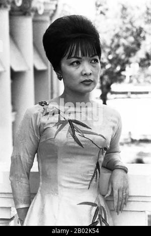 Tran Le Xuan (* 15. April 1924 in Hanoi, Vietnam), im Volksmund bekannt als Madame Nhu, aber richtiger als Madame Ngo Dinh Nhu, galt von 1955 bis 1963 als First Lady von Südvietnamesen. Sie war die Frau Der Ngo Dinh Nhu, Bruder und Chefberaterin der Präsidentin Ngo Dinh Diem. Da Diem ein lebenslanger Junggeselle war und weil das Nhus im Unabhängigkeitspalast lebte, galt sie als First Lady. Diem ernannte Angehörige oft zu hohen Positionen, so dass ihr Vater Botschafter in den Vereinigten Staaten wurde, während ihre Mutter, eine ehemalige Schönheitskönigin, Südvietnamesbeobachterin bei der United Na war Stockfoto