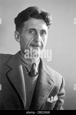 Eric Arthur Blair (25. Juni 1903 - 21. Januar 1950), besser bekannt unter seinem Federnamen George Orwell, war ein englischer Autor und Journalist. Seine Arbeit ist geprägt von scharfer Intelligenz und Witz, einem tiefen Bewusstsein für soziale Ungerechtigkeit, einer intensiven, revolutionären Opposition gegen den Totalitarismus, einer Leidenschaft für Klarheit in der Sprache und einem Glauben an den demokratischen Sozialismus. Stockfoto