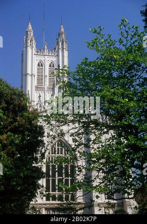 Die im Stil des Gothic Revival erbaute St. Paul's Cathedral wurde im Jahr 1839 iniiert und im Jahr 1847 fertiggestellt. Es handelt sich um eine anglikanische Kathedrale, die zur Kirche von Nordindien gehört. Die Steuerunterlagen von Mughal-Kaiser Akbar (1584-1598) sowie die Arbeit eines bengalischen Dichters aus dem 15. Jahrhundert, Bipradaas, erwähnen beide eine Siedlung namens Kalikata (gedacht als 'Steps von Kali' für die Hindu-Göttin Kali), von der sich der Name Calcutta ableiten soll. 1690 gründete Job Charnock, ein Agent der East India Company, die erste moderne Siedlung an diesem Standort. 1698 kaufte das Unternehmen die drei Dörfer von Stockfoto