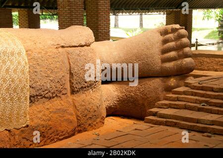 Der Buddha aus Sandstein, der im Wat Dharmacakra Semaram untergebracht ist, ist der älteste in Thailand zurückliegende Buddha und stammt aus dem 8. Jahrhundert vor Christus. Das Bild im Dvaravati-Stil ist 13,5 Meter lang Stockfoto