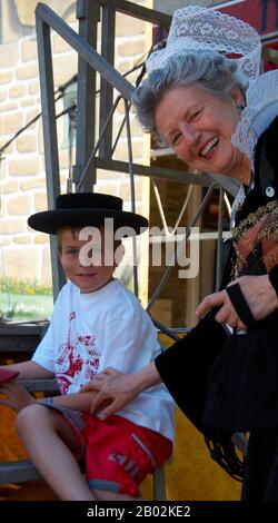 Festival in Pont Aven, Nordfrankreich. Paul Gaugin verbrachte Zeit in dieser Stadt. Traditionelles französisches bretonisches Kleid. Stockfoto