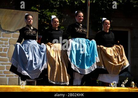 Festival in Pont Aven, Nordfrankreich. Paul Gaugin verbrachte Zeit in dieser Stadt. Traditionelles französisches bretonisches Kleid, Tanz und Musik Stockfoto