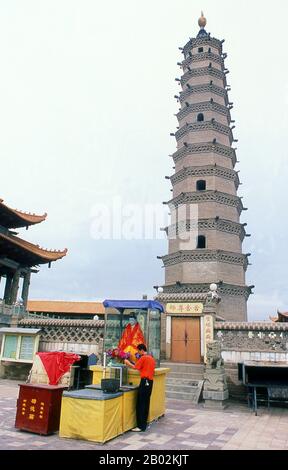 Kumarajiva, (Chinesisch:Jjiumoluoshi; 344 CE - 413 CE) war ein kuscheischer (Kucha, Kuqa) buddhistischer Mönch, Gelehrter und Übersetzer. Er studierte zunächst Lehren der Sarvastivada-Schulen, studierte später unter Buddhasvamin und wurde schließlich Mahāyāna-Anhänger, wobei er die Madhyamaka-Doktrin von Nagarjuna untersuchte. Er ließ sich in Chang'an (modernes Xi'an) nieder. An ihn erinnert vor allem die reiche Übersetzung buddhistischer Texte, die in Sanskrit auf Chinesisch geschrieben wurden, die er in seinem späteren Leben durchführte. Wuwei hat eine Bevölkerung von rund 500.000, hauptsächlich Han-Chinesen, aber mit sichtbaren Zahlen von Hui sowie von Mongolen und Titibeta Stockfoto